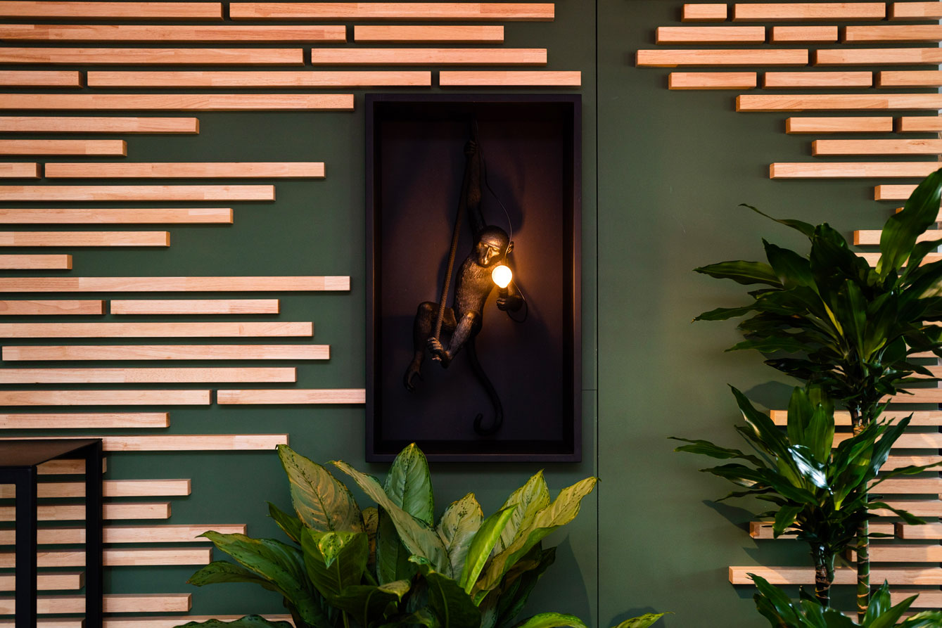 lampadaire singe sur un mur design