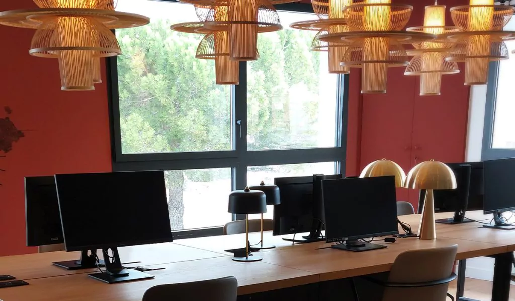 postes de travail dans l'espace de coworking