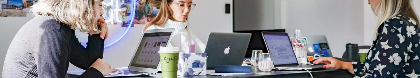 s-o-c-i-a-l-c-u-t-r0saAQNjEjQ-unsplash (1) bel espace de coworking