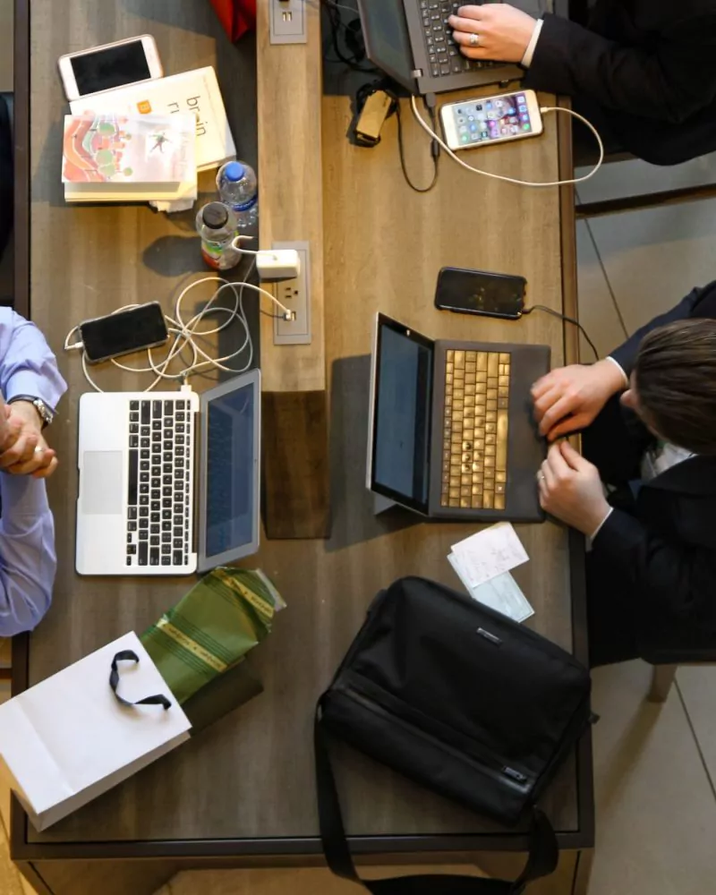 2 personnes dans un espace de travail partagé